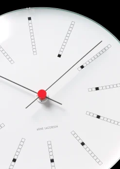 Arne Jacobsen Clocks Bankers Veggur Ø29 cm hvit/sort/rød