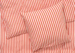 JUNA Bæk&Bølge Lines Sengetøy 140x220 cm chili/bjørk NO