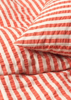 JUNA Bæk&Bølge Lines Sengetøy 140x220 cm chili/bjørk NO