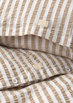 JUNA Bæk&Bølge Lines Sengetøy 140x200 cm sand/hvit NO