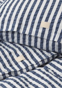 JUNA Bæk&Bølge Lines Sengetøy 140x220 cm mørk blå/hvit NO