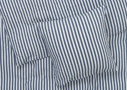 JUNA Bæk&Bølge Lines Sengetøy 140x200 cm mørk blå/hvit NO