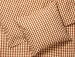 JUNA Bæk&Bølge sengetøy 220x220 cm kanel/gul SE – Kjøp her