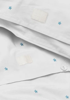 JUNA Daisy Sengetøy 140x220 cm hvit/lys blå DK