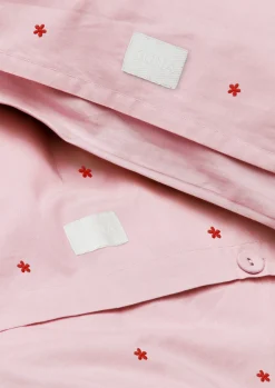 JUNA Daisy Sengetøy 200x220 cm pink/rød DK