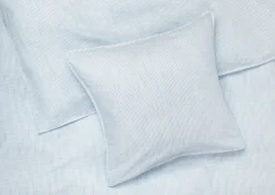 JUNA Monochrome Lines Sengetøy 140x220 cm lys blå/hvit NO