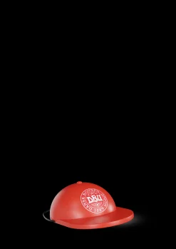 Kay Bojesen Ape x DBU Lue liten rød – Kjøp her.